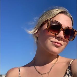 Meet your Posher, Charis